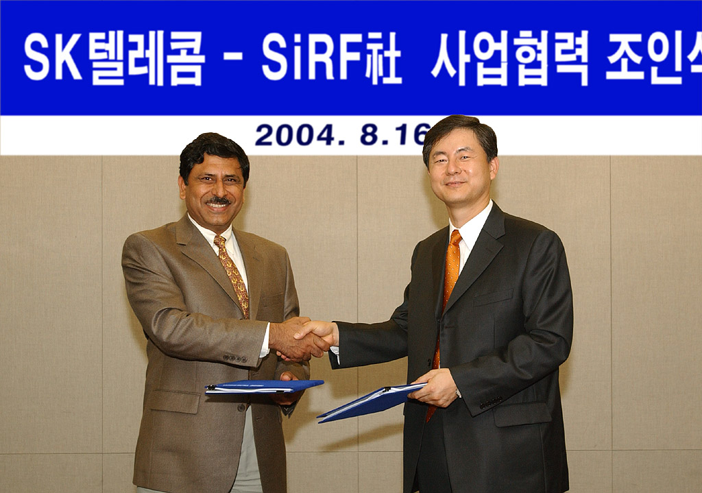 Seo Hyun Oh (on right), vice-president and head of SK Telecom`s Technology Strategy Office, and Kanwar Chadha, vice-president of SiRF of the U.S., are shown signing the contract for business cooperation. On August 16th, SK Telecom signed a contract with SiRF of the U.S. for business cooperation in network equipment development and joint marketing in international markets.